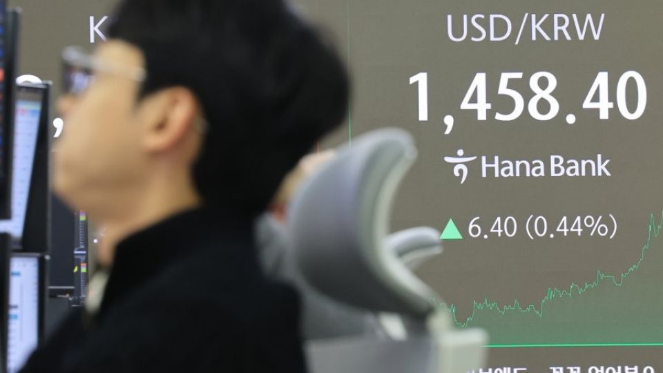 Korean won sinks to historic low